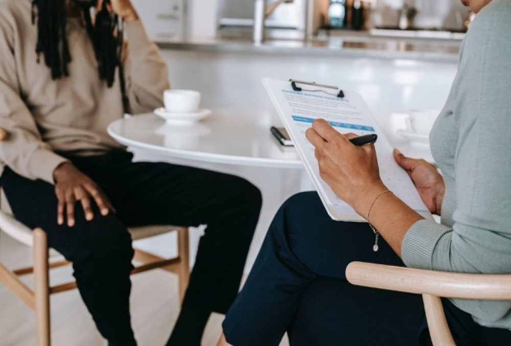 Accidents de travail, braquage, décès, harcèlement, agressivité… Accompagnez vos collaborateurs en leur proposant un soutien psychologique